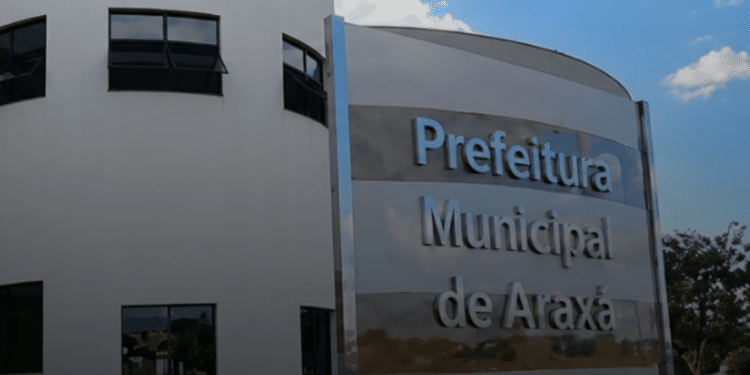 Prefeitura de Araxá antecipa primeira parcela do 13º salário dos servidores municipais