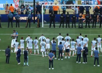 ‘Desprezíveis’: jornais gringos criticam argentinos por ficarem de costas durante premiação