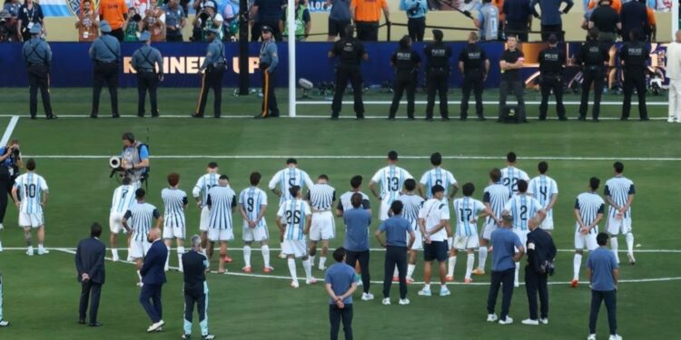 ‘Desprezíveis’: jornais gringos criticam argentinos por ficarem de costas durante premiação