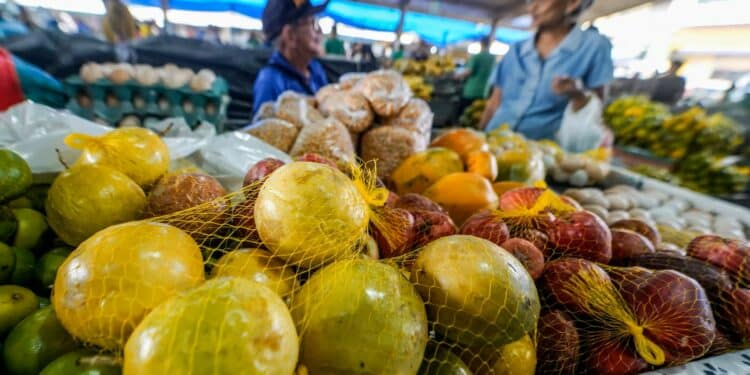 Inflação oficial desacelera em junho, influenciada pela queda no preço dos alimentos