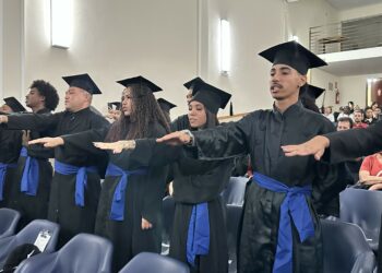 Prefeitura de Araxá realiza cerimônia de formatura de alunos da Educação de Jovens e Adultos do CAIC