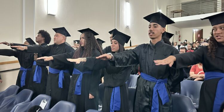 Prefeitura de Araxá realiza cerimônia de formatura de alunos da Educação de Jovens e Adultos do CAIC