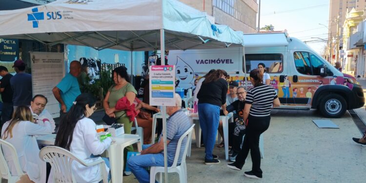 Cerest promove ação no Centro de Araxá para conscientizar trabalhadores sobre prevenção de acidentes e doenças ocupacionais
