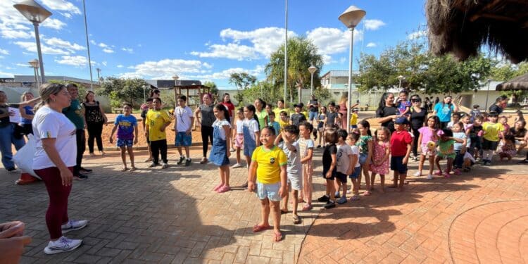 Projeto Museus em Movimento reúne 70 crianças em tarde de atividades no Parque do Cristo