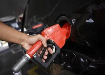 Gasolina com 32% de etanol chega aos postos amanhã; veja como proteger seu carro