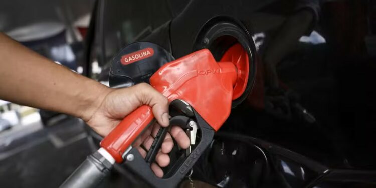 Gasolina com 32% de etanol chega aos postos amanhã; veja como proteger seu carro