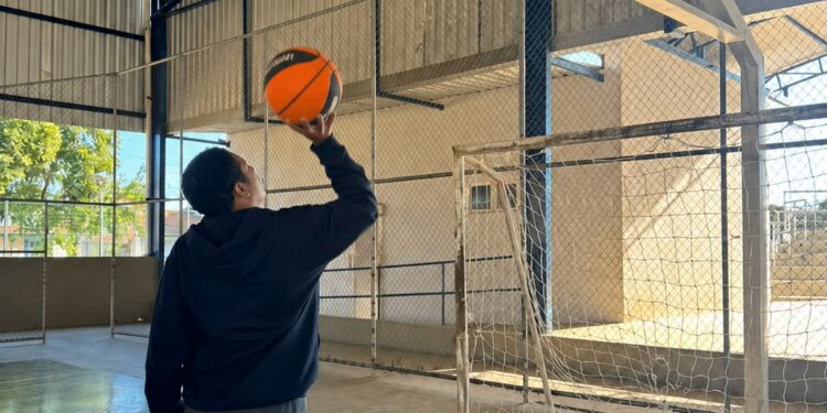 Araxá oferece aulas gratuitas de basquete para jovens com TEA