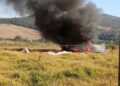 Piloto salta de paraquedas após avião pegar fogo e cair em área de mata em Mateus Leme (MG)