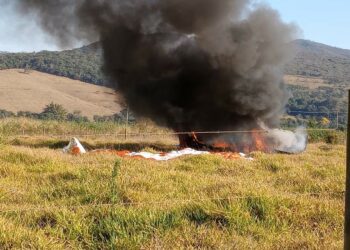 Piloto salta de paraquedas após avião pegar fogo e cair em área de mata em Mateus Leme (MG)