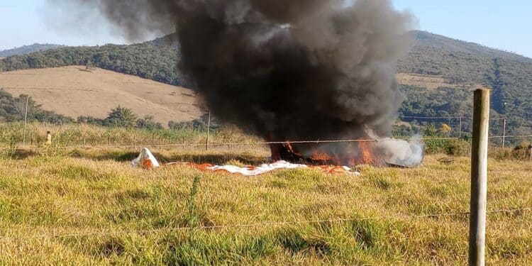 Piloto salta de paraquedas após avião pegar fogo e cair em área de mata em Mateus Leme (MG)