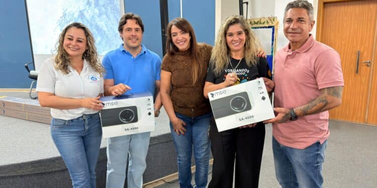 Prefeitura de Araxá entrega novos equipamentos tecnológicos para escolas municipais