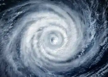 Ciclone bomba: tempestade de grande escala gira e pode ter quilômetros