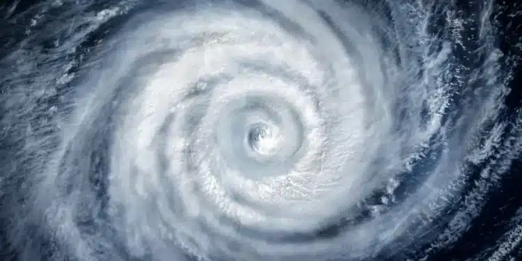 Ciclone bomba: tempestade de grande escala gira e pode ter quilômetros