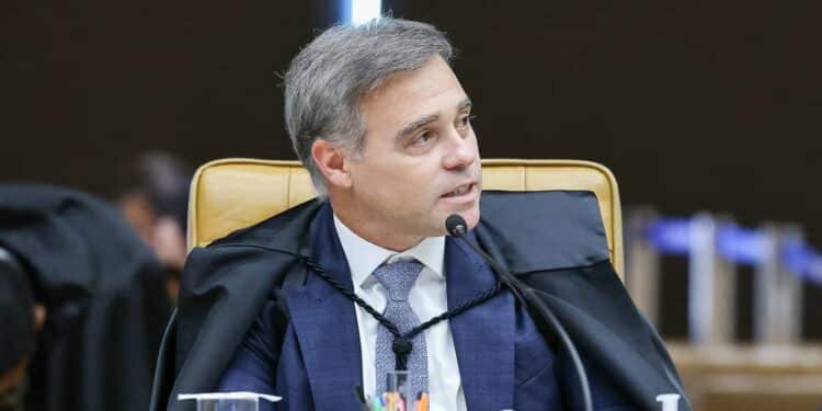 Mendonça manda PF investigar vazamentos de mensagens sigilosas de Lulinha