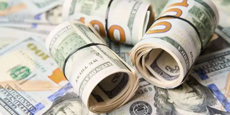 Dólar e Bolsa andam de lado com surpresas da inflação no Brasil e nos EUA