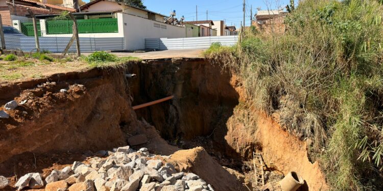 Prefeitura de Araxá inicia obras de recuperação de erosão no bairro Boa Vista