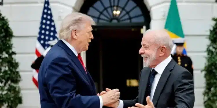 Lula liga para Trump, que propõe retomada de negociações sobre tarifas