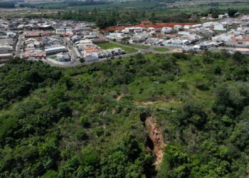 Prefeitura inicia obra de drenagem para conter avanço de erosão no bairro Jardim Europa V