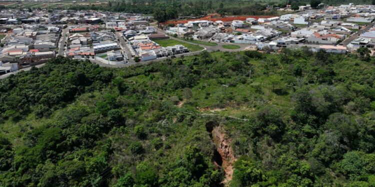 Prefeitura inicia obra de drenagem para conter avanço de erosão no bairro Jardim Europa V