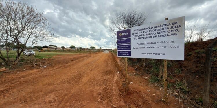 Prefeitura inicia obra de pavimentação da Rua Professora Júlia Hordones no bairro Santa Mônica