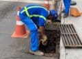 Prefeitura inicia limpeza preventiva de bueiros antes do período chuvoso