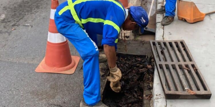 Prefeitura inicia limpeza preventiva de bueiros antes do período chuvoso
