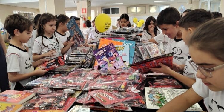 Feira “De Olhos nos Livros” reúne cerca de 3 mil títulos no Colégio São Domingos