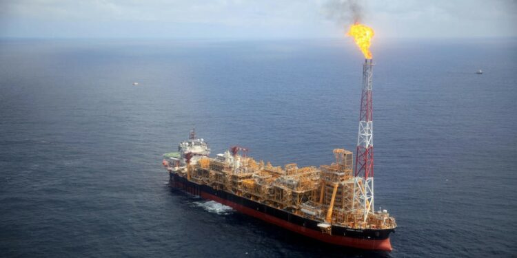 Petróleo sobe com tensão entre EUA e Irã e Estreito de Ormuz