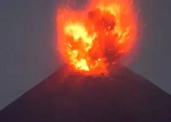 Indonésia: mais de 300 voos são cancelados após vulcão entrar em erupção