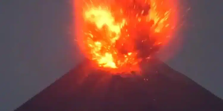 Indonésia: mais de 300 voos são cancelados após vulcão entrar em erupção