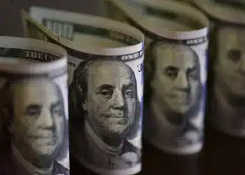 Dólar abre em queda, mas se mantém acima de R$ 5 nesta terça (20/10)
