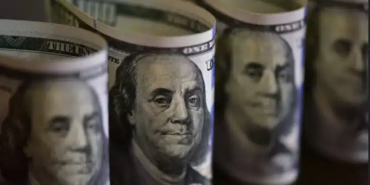 Dólar abre em queda, mas se mantém acima de R$ 5 nesta terça (20/10)