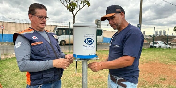 Defesa Civil instala novos pluviômetros para ampliar o monitoramento de chuvas em Araxá