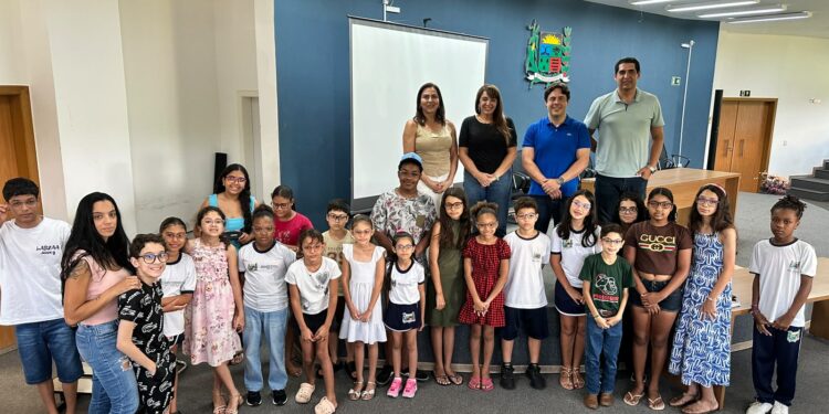 Prefeitura de Araxá entrega novos óculos a 27 estudantes da rede municipal de ensino