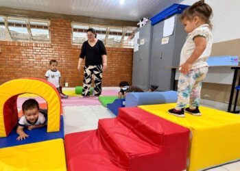 Secretaria de Educação entrega novos mobiliários e brinquedos para escolas e Cemeis de Araxá