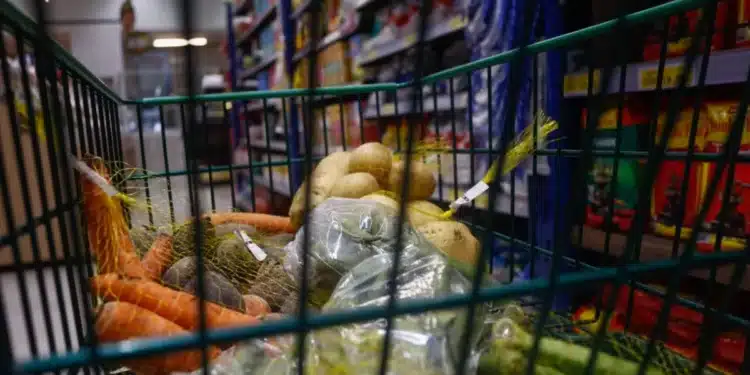 IPCA-15: inflação de alimentos mais do que dobra e pressiona índice