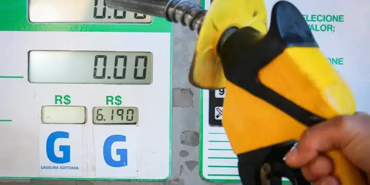 A 16 dias do 2° turno, governo Lula zera impostos federais sobre a gasolina
