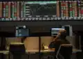 Bolsa fecha em queda após divulgação de pesquisas eleitorais