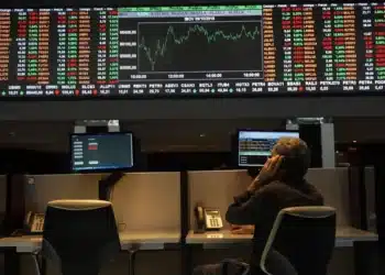 Bolsa fecha em queda após divulgação de pesquisas eleitorais