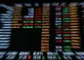 Bolsa opera em alta após inflação acelerar e Flávio liderar novas pesquisas