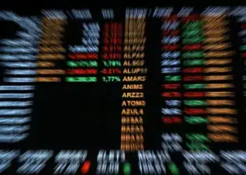 Bolsa opera em alta após inflação acelerar e Flávio liderar novas pesquisas