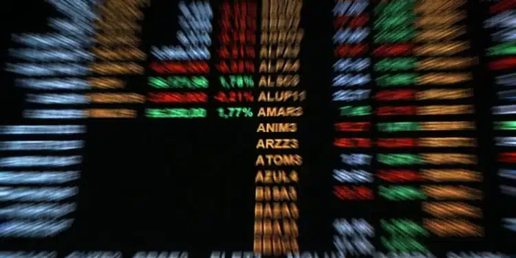 Bolsa opera em alta após inflação acelerar e Flávio liderar novas pesquisas