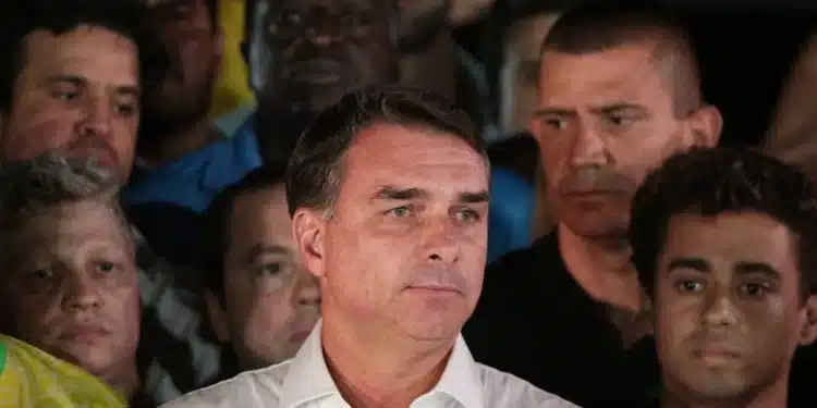 Aliado de Trump diz que Flávio Bolsonaro chegou aos EUA “em segurança”
