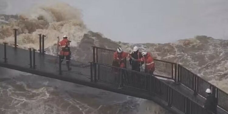 Por que a passarela das Cataratas do Iguaçu não é levada pela água? Construção foi feita para suportar vazão de milhões de litros por segundo