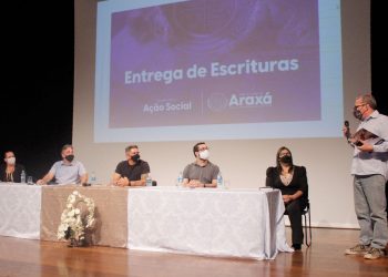 Entrega de escrituras para 17 famílias é realizada em Araxá