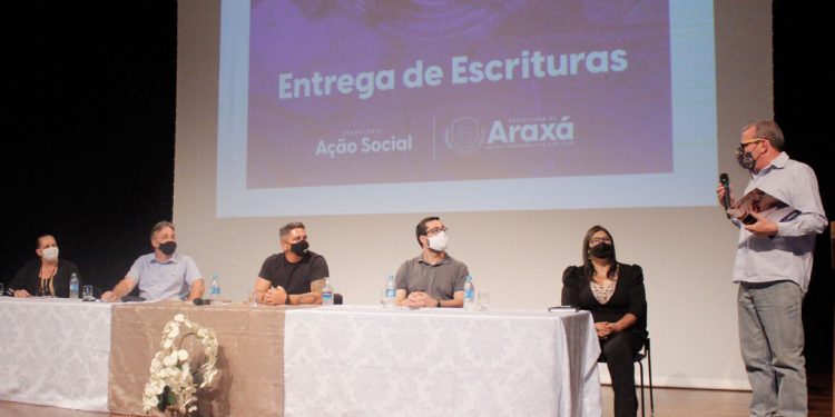 Entrega de escrituras para 17 famílias é realizada em Araxá