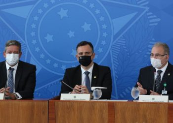 Queiroga anuncia antecipação de 15,5 mi de doses da vacina da Pfizer