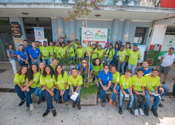Comunidade recebe mudas doadas pela Prefeitura
