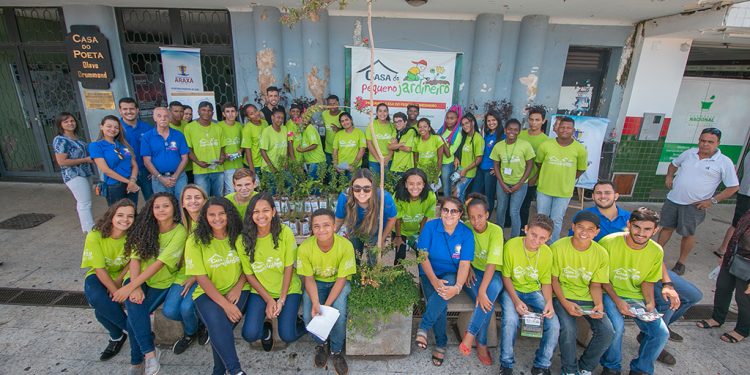 Comunidade recebe mudas doadas pela Prefeitura