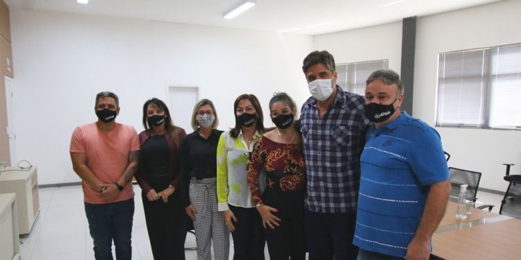 Cantor Léo Chaves apresenta Instituto Hortense à Prefeitura de Araxá